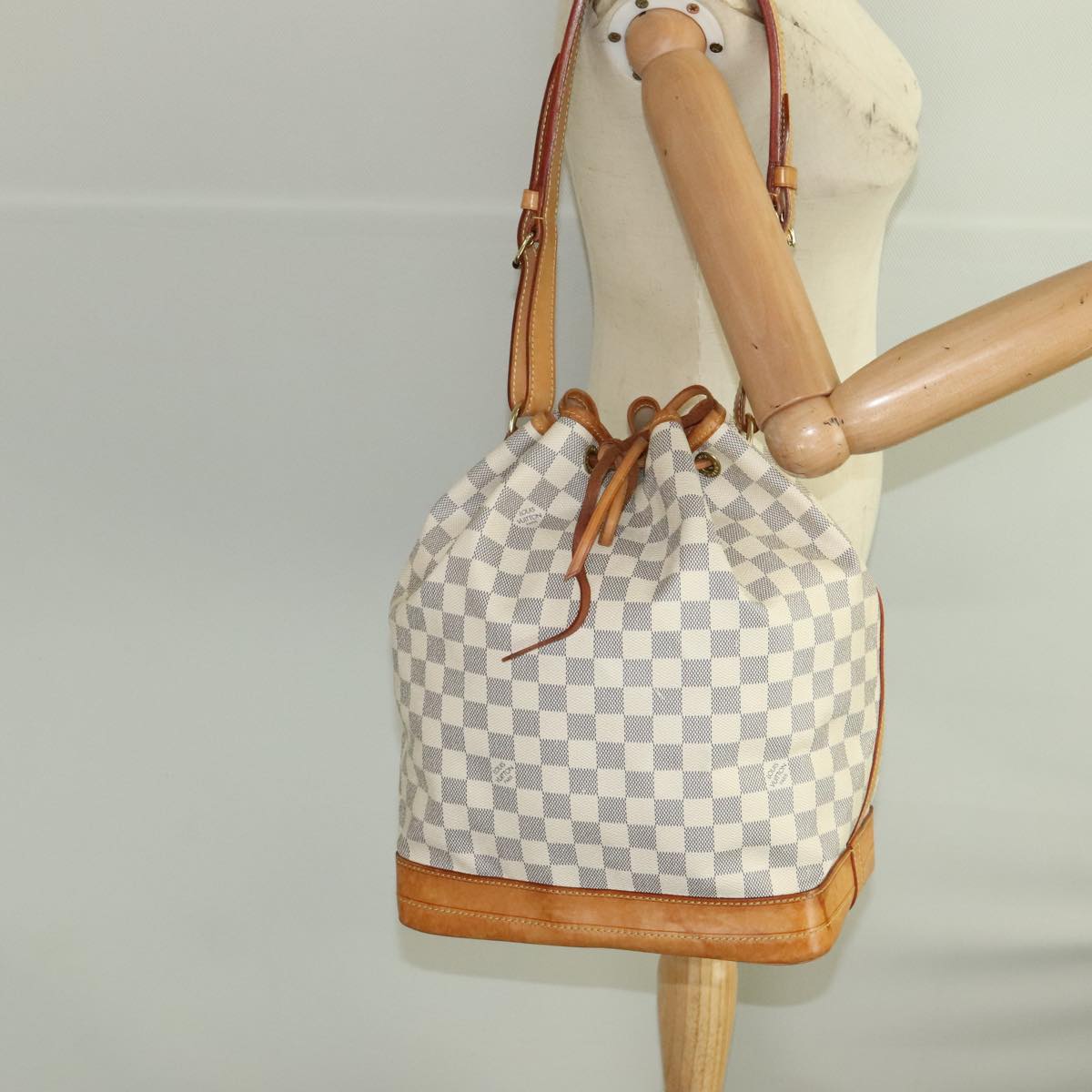 Louis Vuitton Noé White Canvas Shoulder Bag