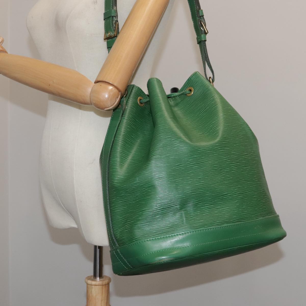Louis Vuitton Noe Green Leather Shoulder Bag