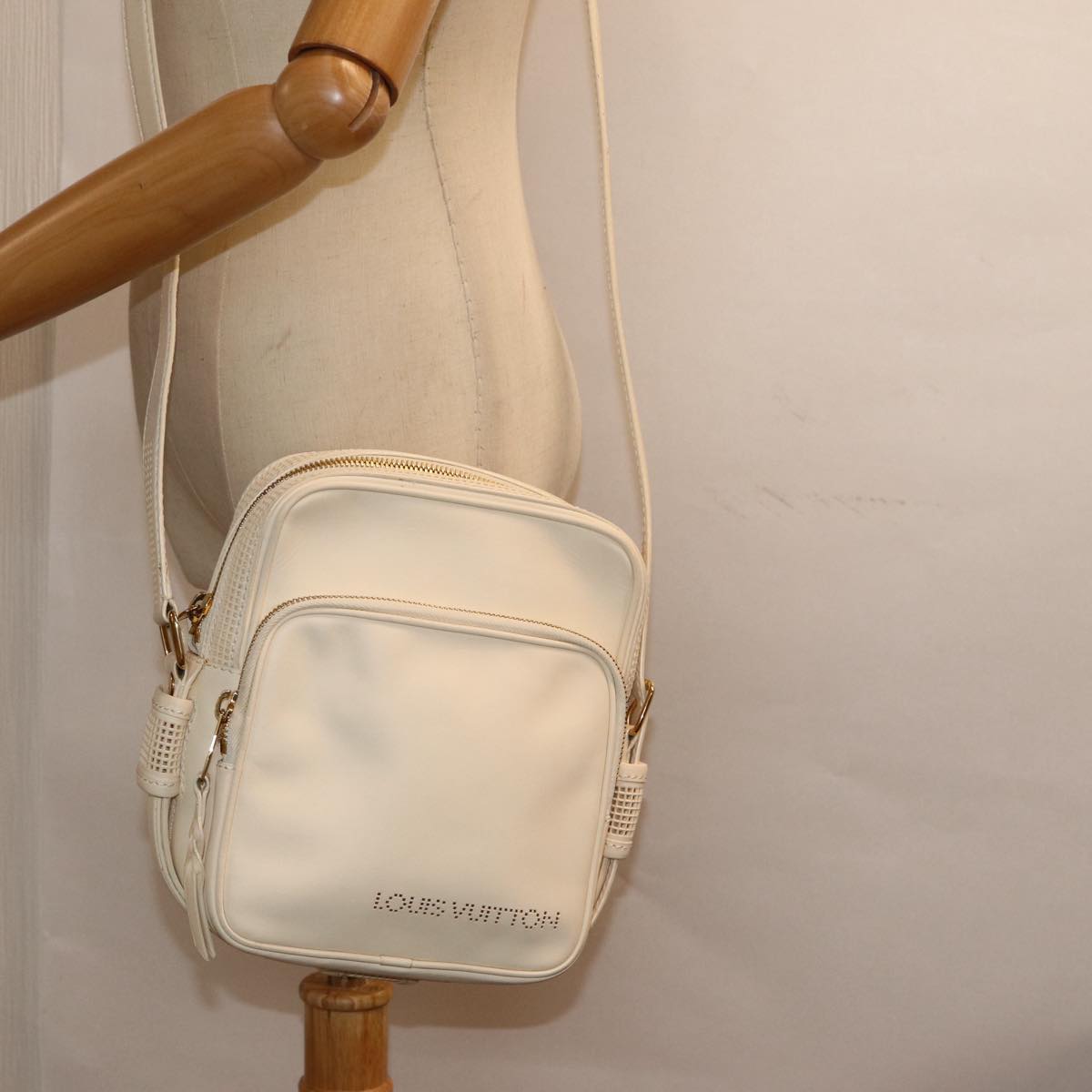 Louis Vuitton Bequia White Leather Shoulder Bag