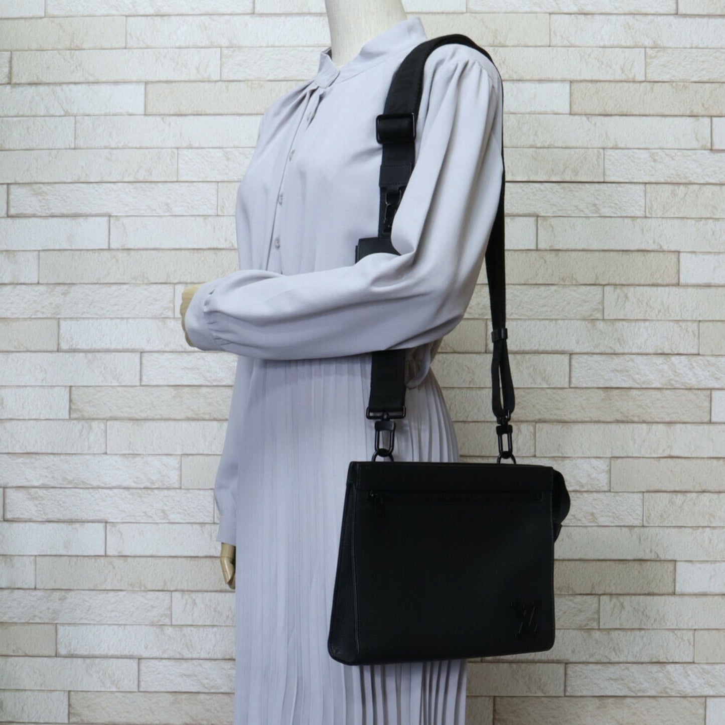 Louis Vuitton Black Leather Shoulder Bag