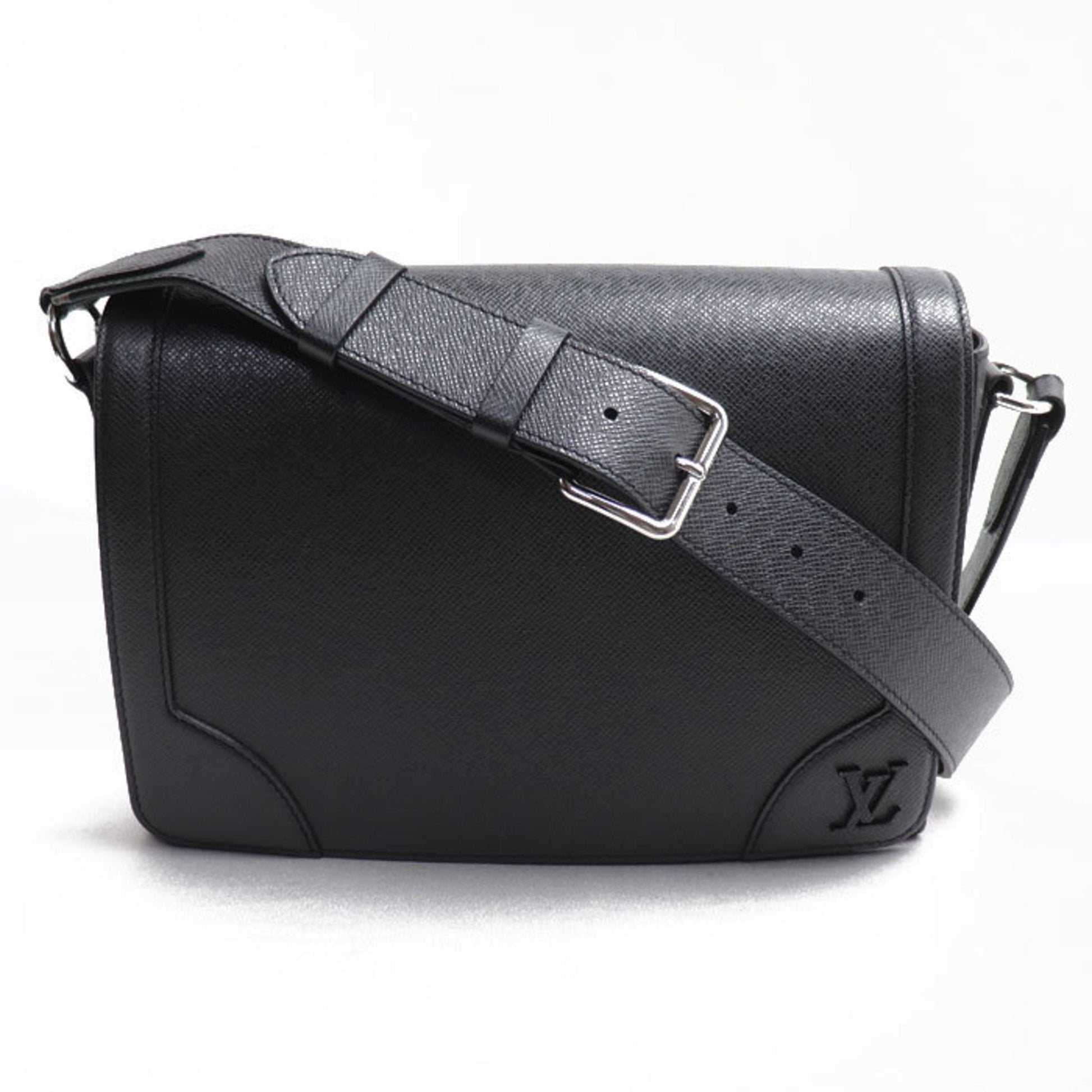 Louis Vuitton Black Taiga Leather Shoulder Bag ()