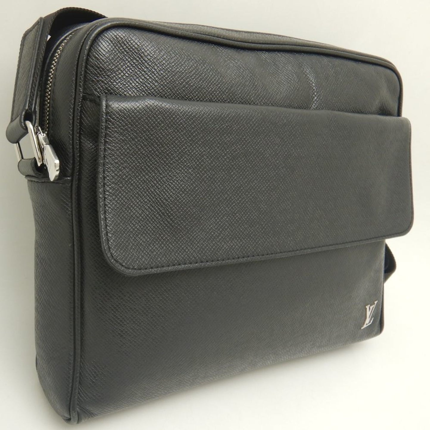 Louis Vuitton Noir Taiga Leather Shoulder Bag