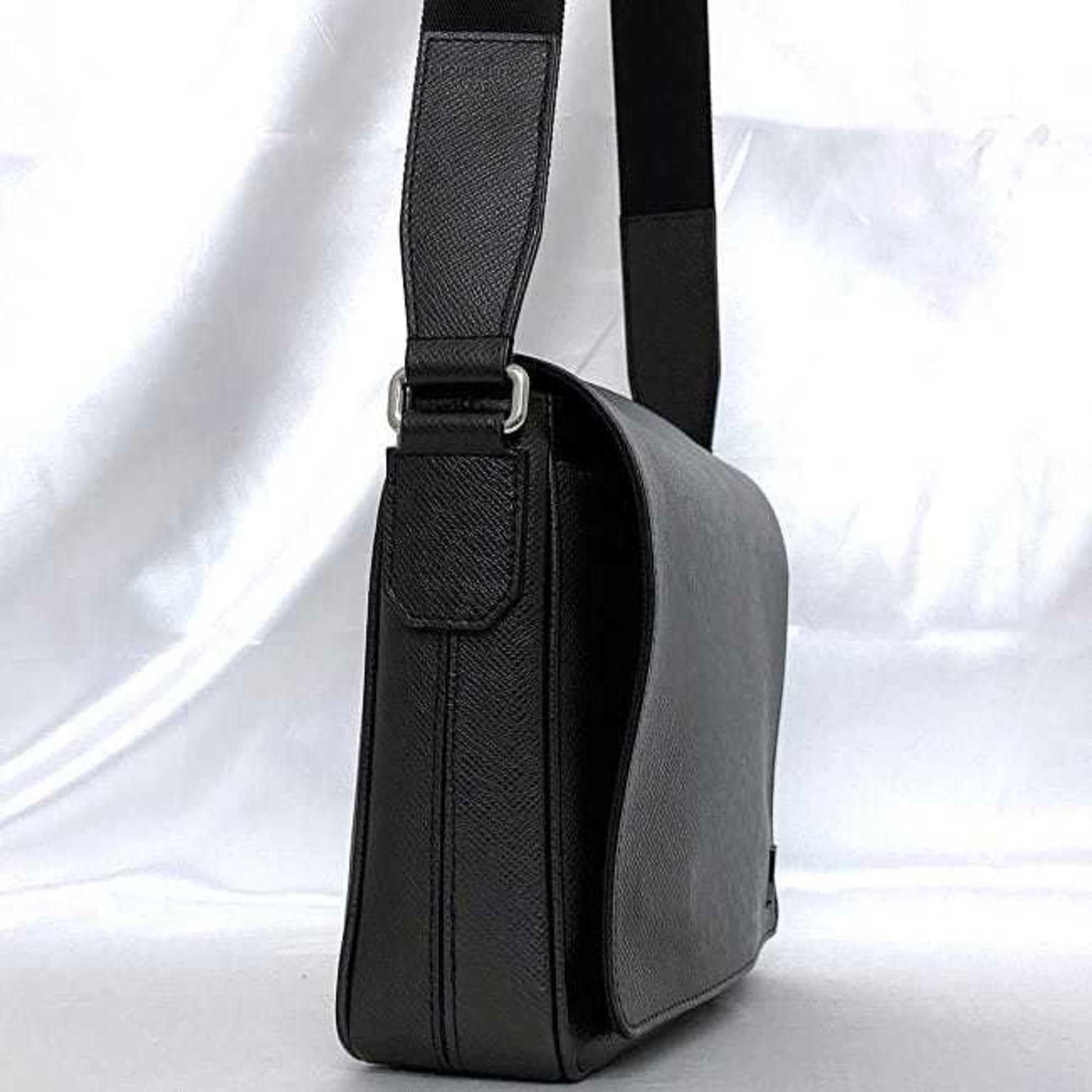 Louis Vuitton Black Noir Taiga Leather Leather Messenger Bag Shoulder Bag
