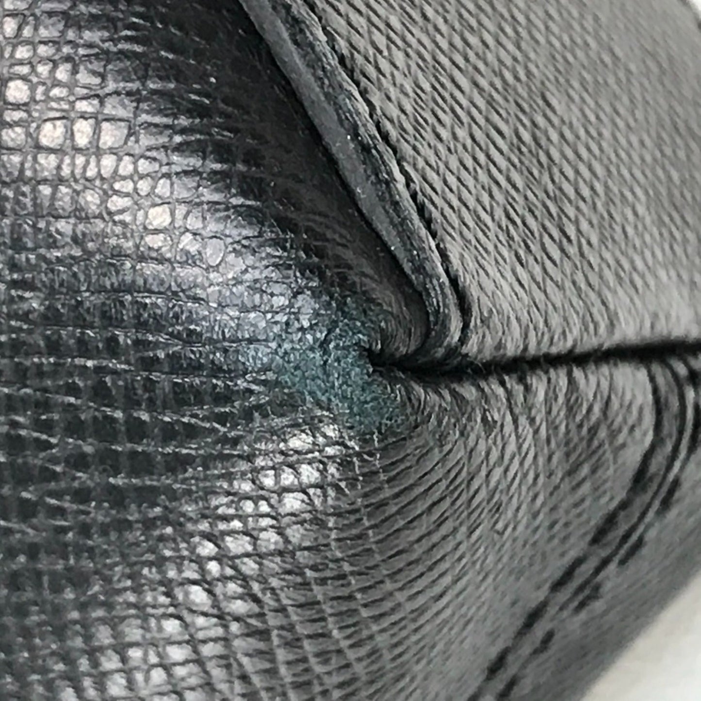 Louis Vuitton Taiga Black Noir Taiga Leather Handbag Shoulder Bag