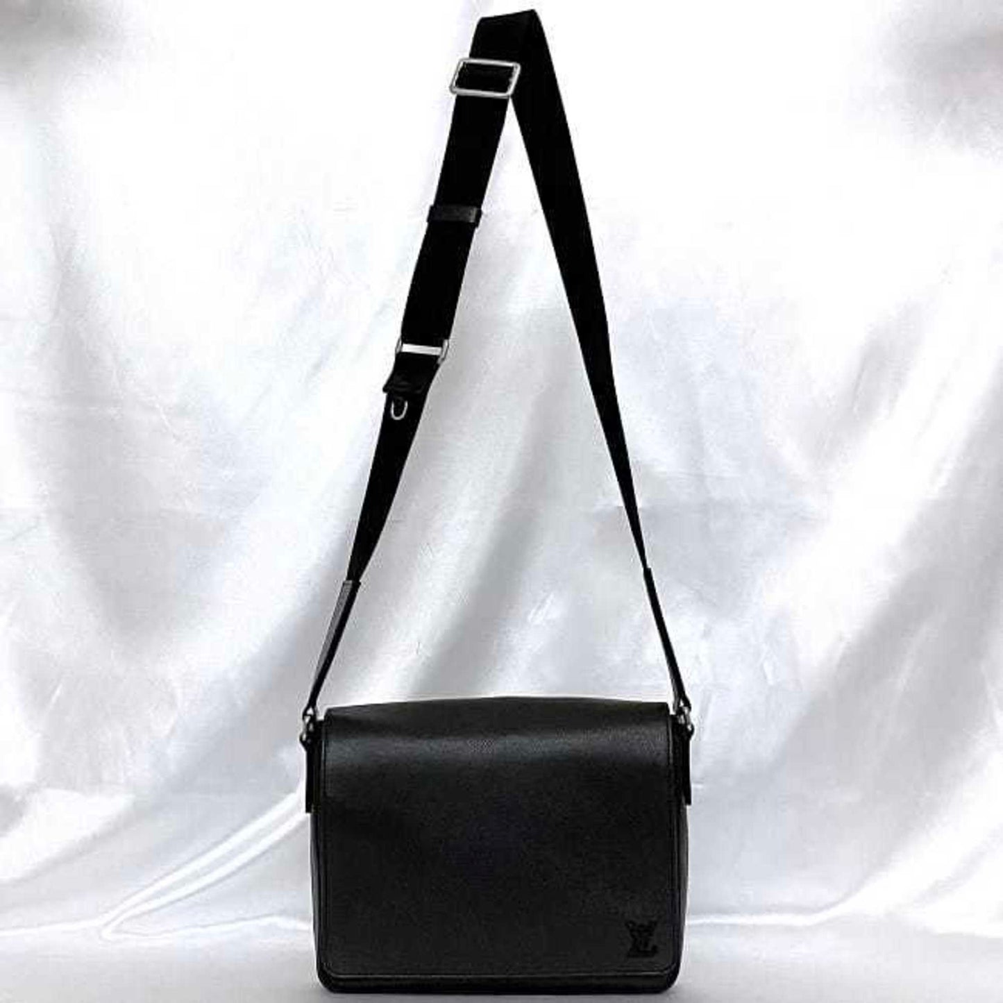 Louis Vuitton Black Noir Taiga Leather Leather Messenger Bag Shoulder Bag