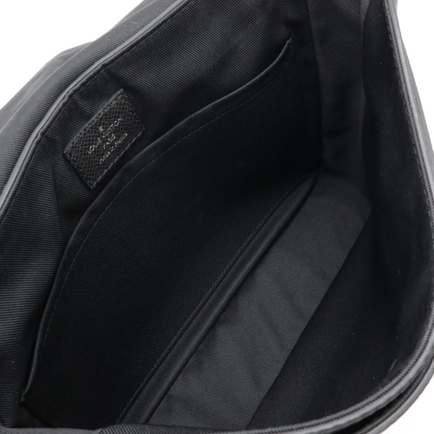 Louis Vuitton Noir Taiga Leather Shoulder Bag