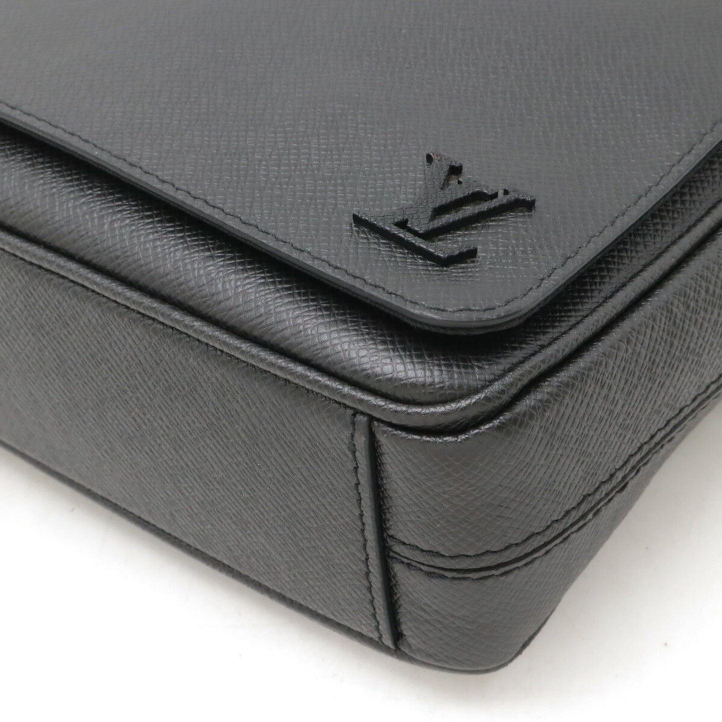 Louis Vuitton Noir Taiga Leather Shoulder Bag