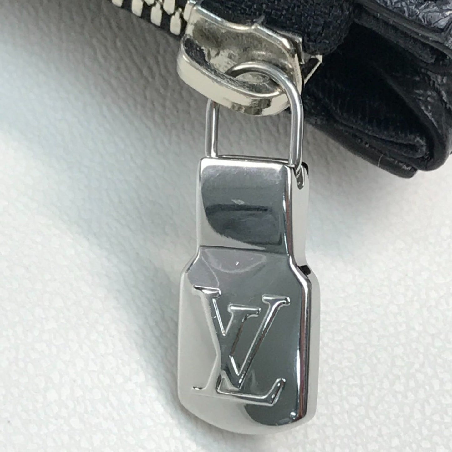 Louis Vuitton Taiga Black Noir Taiga Leather Handbag Shoulder Bag