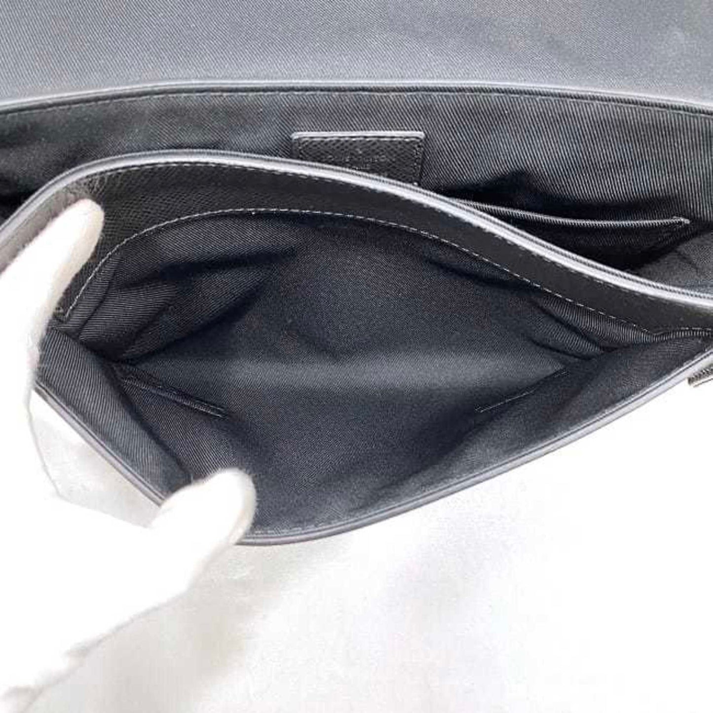 Louis Vuitton Black Noir Taiga Leather Leather Messenger Bag Shoulder Bag