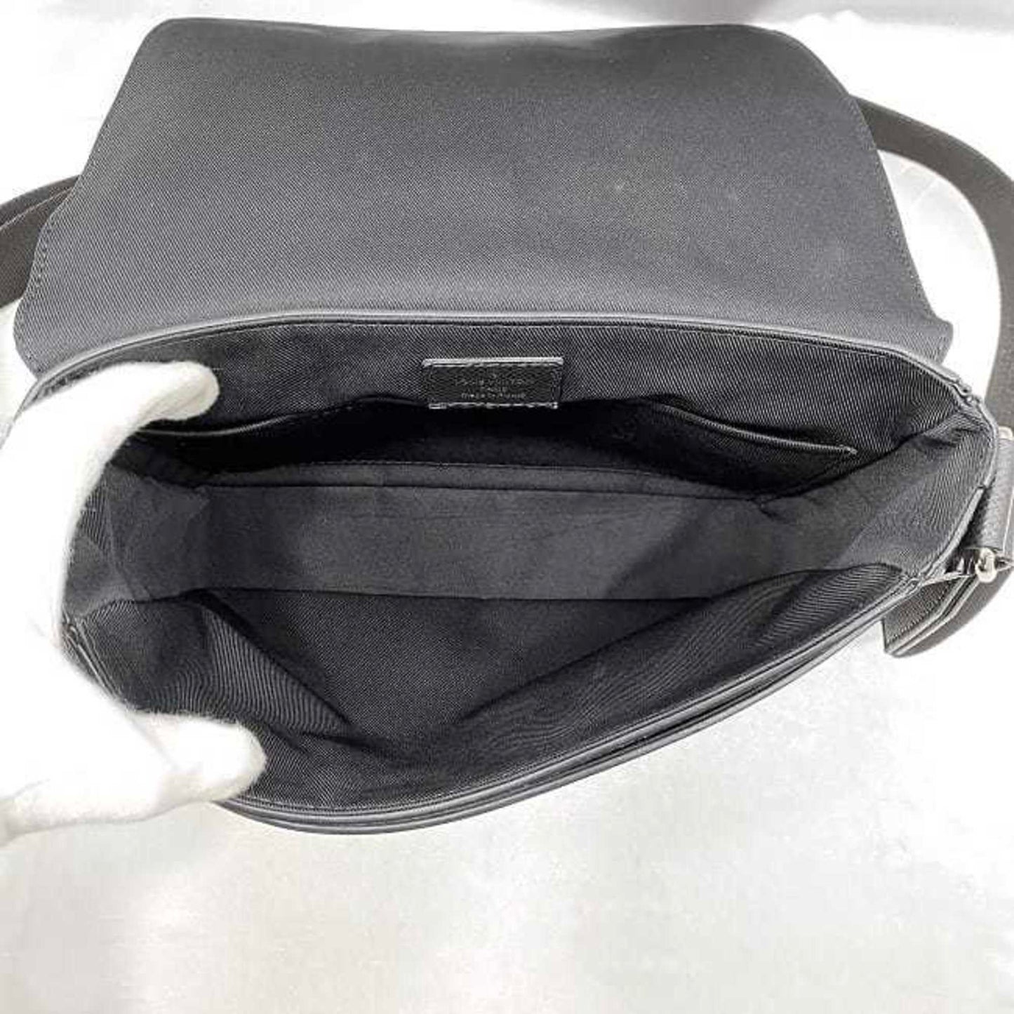 Louis Vuitton Black Noir Taiga Leather Leather Messenger Bag Shoulder Bag
