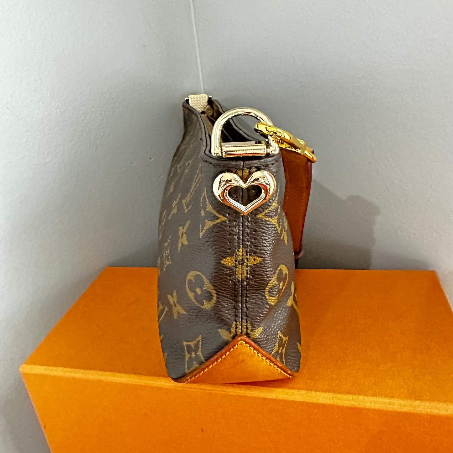 The Junco Crossbody -Orvis bags LV Monogram in Vachetta