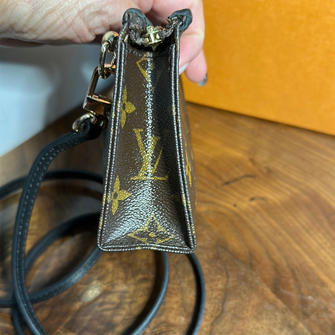 The Junco Crossbody -Orvis bags Monogram Pouch in Black