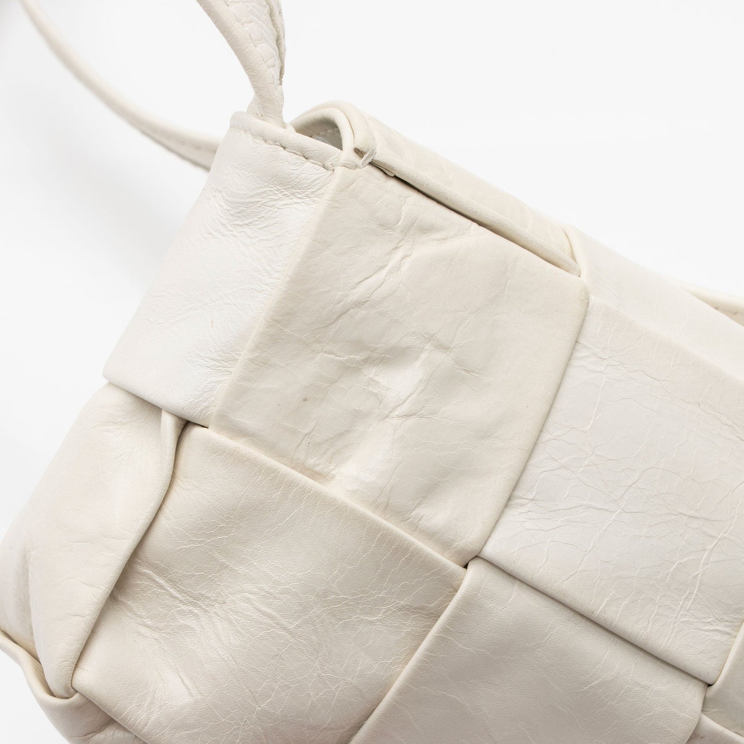 Bottega Veneta Calfskin Candy Cassette Crossbody (SHF-8XUpjP)