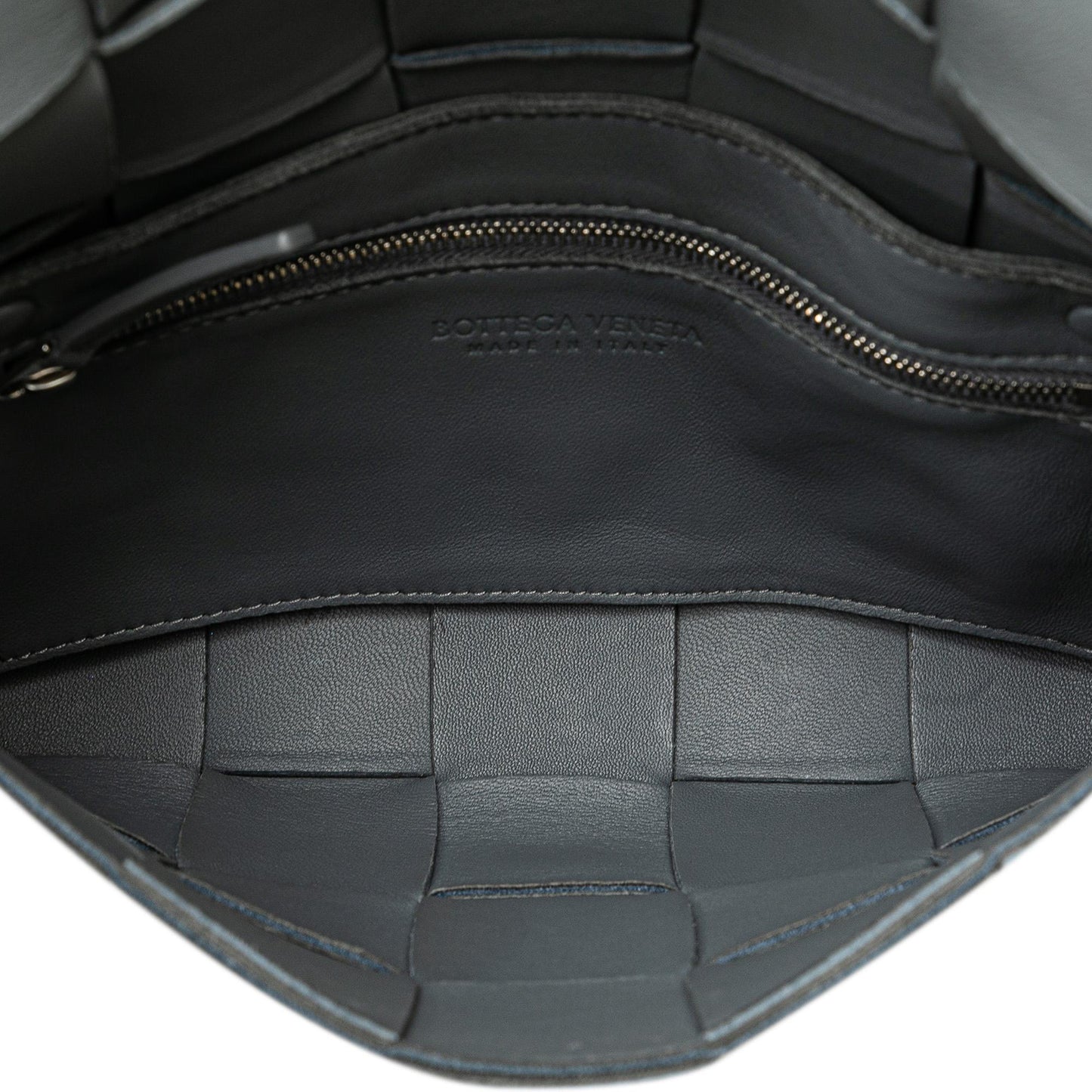 Bottega Veneta Calfskin Intrecciato Cassette Crossbody (SHG-QKpHOv)