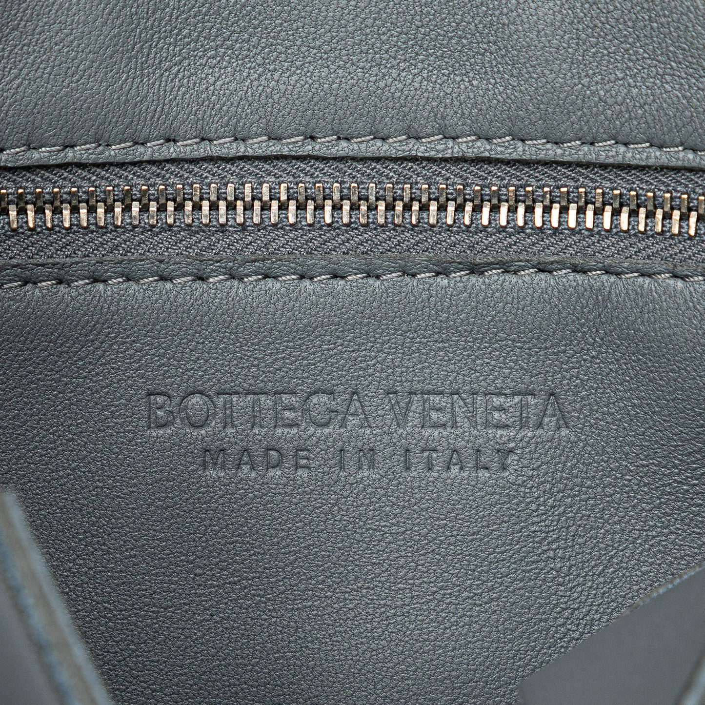 Bottega Veneta Calfskin Intrecciato Cassette Crossbody (SHG-QKpHOv)