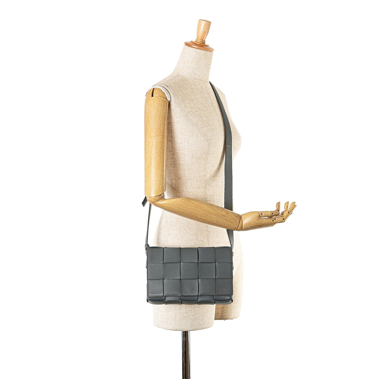 Bottega Veneta Calfskin Intrecciato Cassette Crossbody (SHG-QKpHOv)