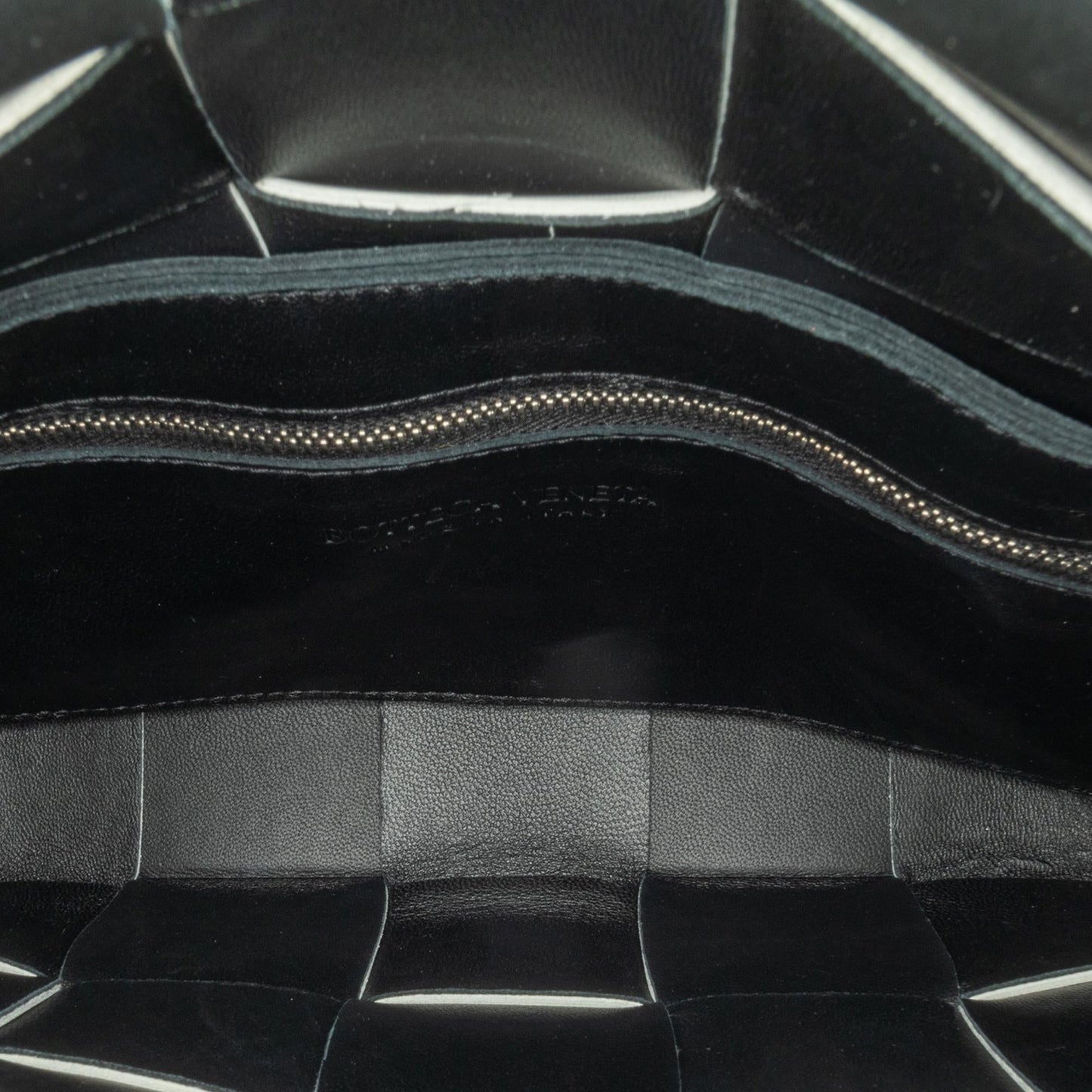 Bottega Veneta Calfskin Intrecciato Cassette Crossbody (SHG-F2bVdG)