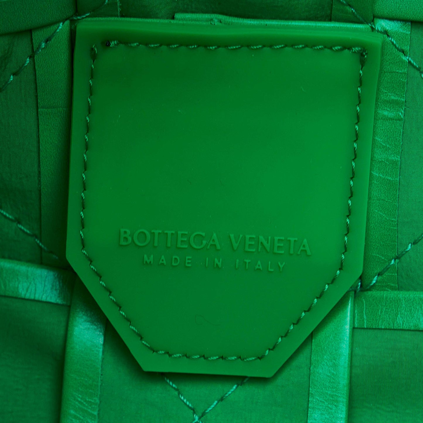 Bottega Veneta Maxi Calfskin Intrecciato Cassette Crossbody (SHG-6jhLb8)