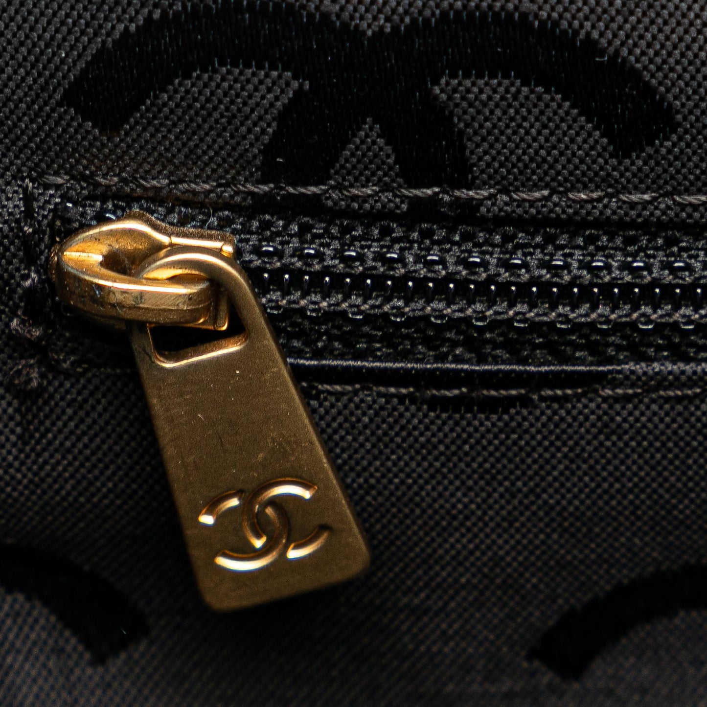Chanel CC Wild Stitch Calfskin Tote (SHG-jhoL0S)