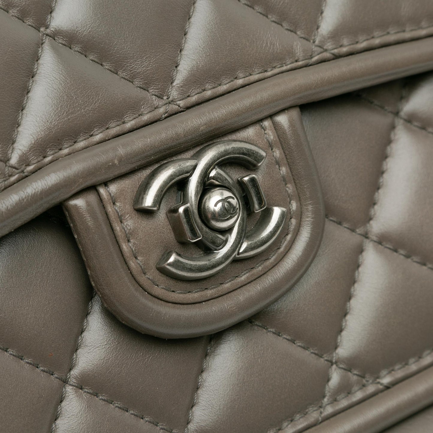 Chanel Medium Calfskin Prestige Flap (SHG-76oR8R)