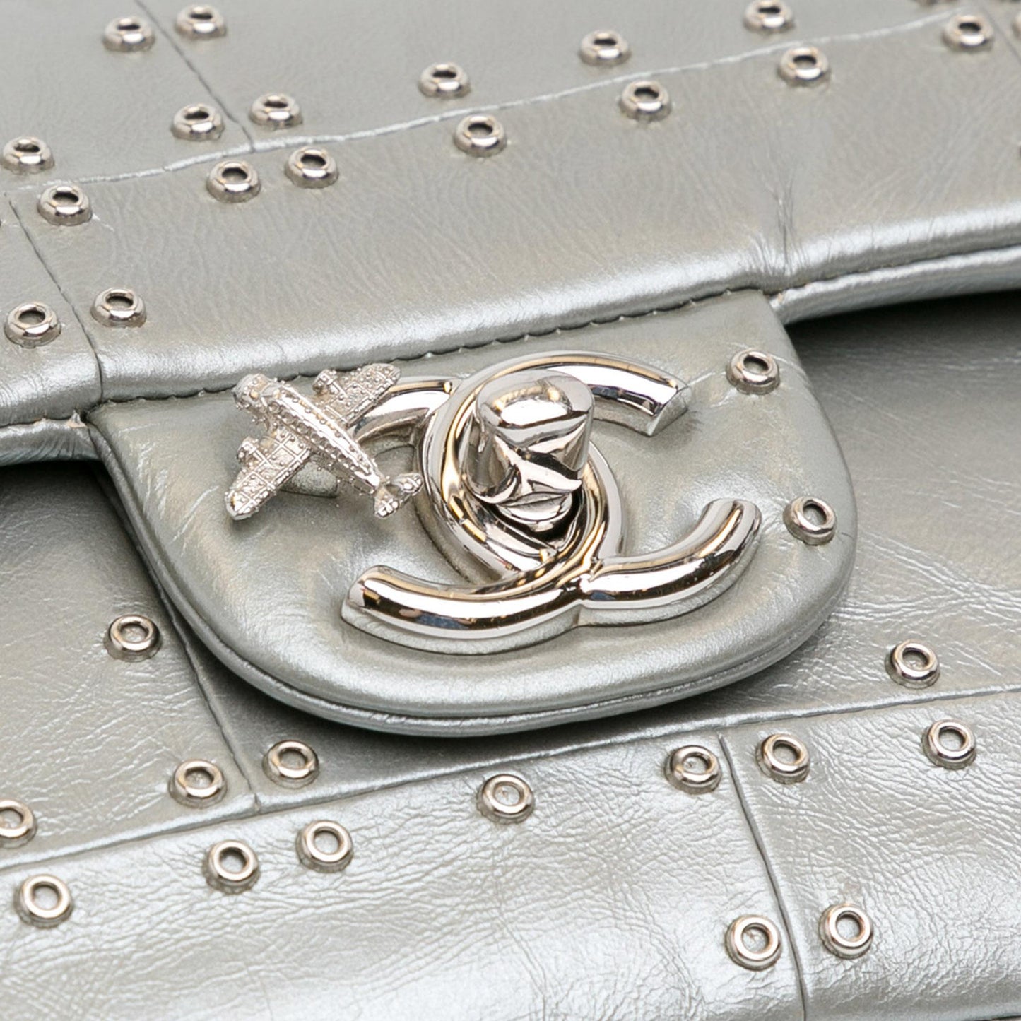 Chanel Medium Glazed Calfskin Grommet Embellished Airline Double Flap (SHG-fbozO4)