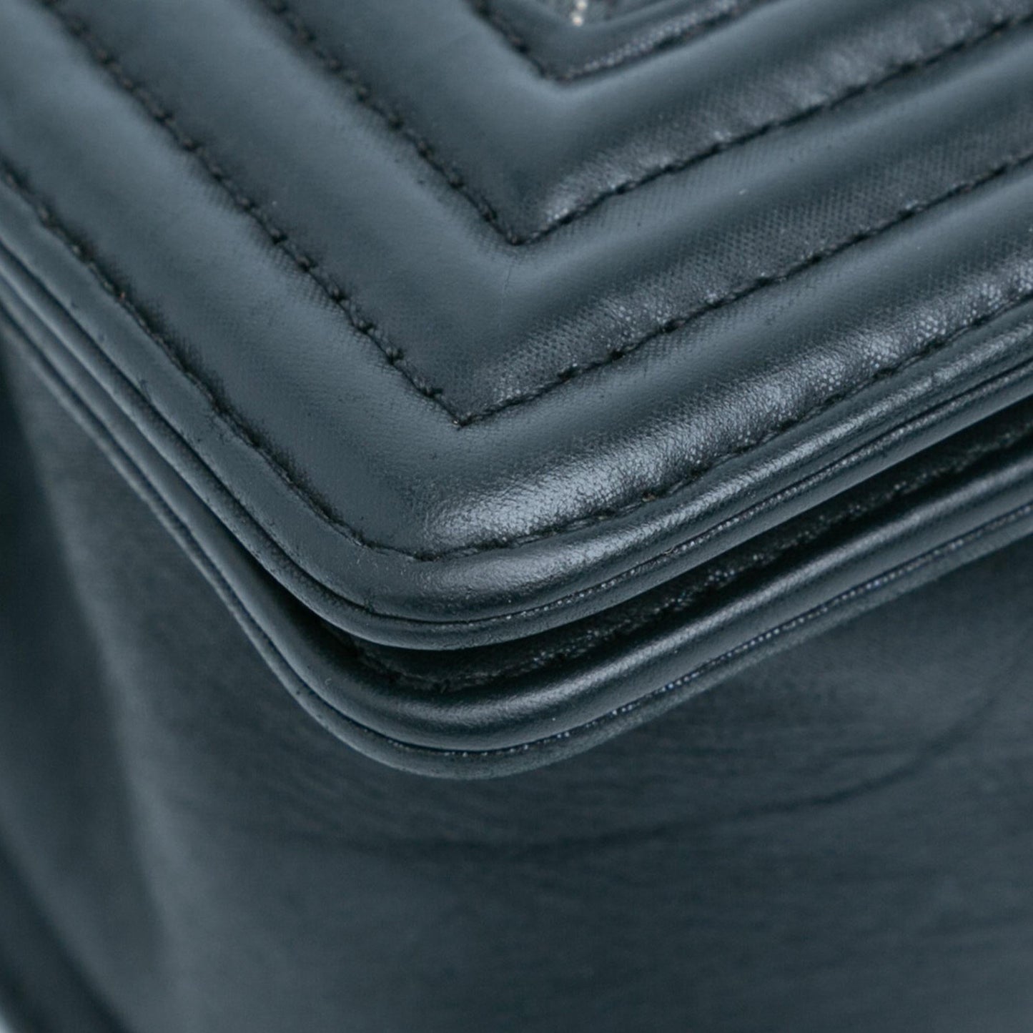 Chanel Medium Iridescent Calfskin Double Stitch Boy Flap (SHG-MO8ajX)