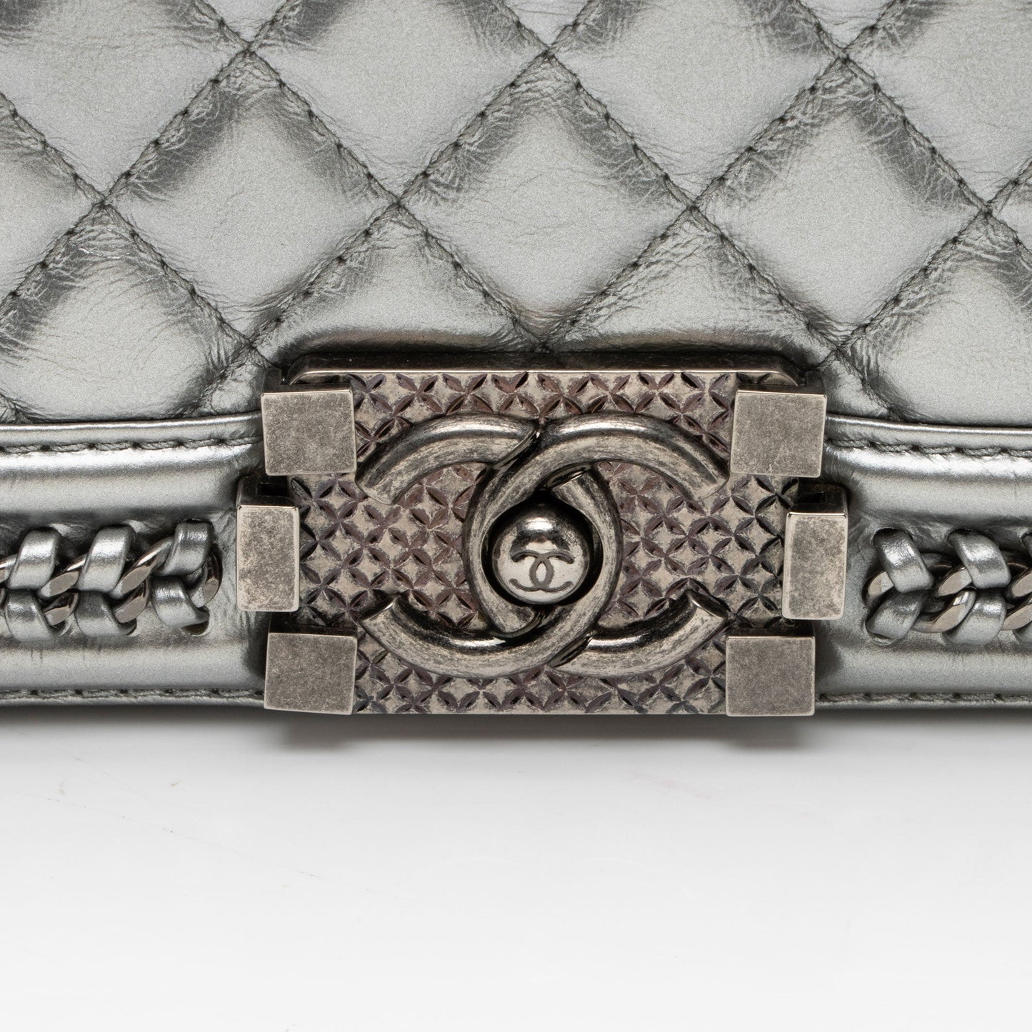 Chanel Metallic Aged Calfskin Chain Top Handle Medium Boy Bag (SHF-RO5g92)