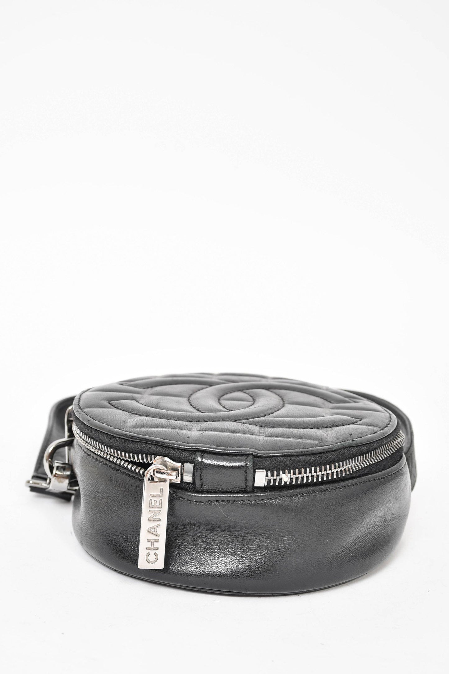 Pre-loved Chanel™ 2003/2004 Black Leather Round CC Shoulder Bag