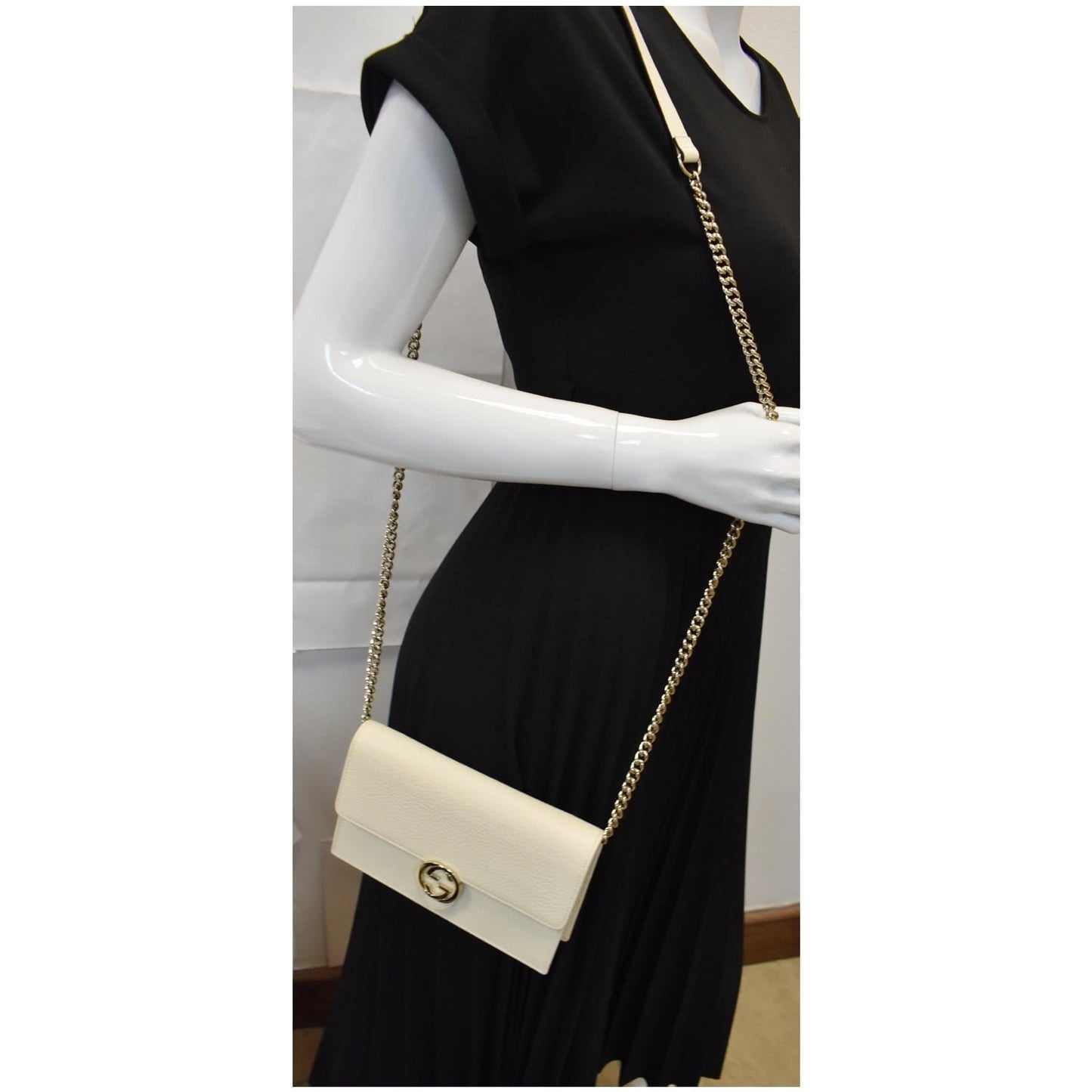 GUCCI GG Interlocking Pebbled Leather Crossbody Bag Ivory 615523