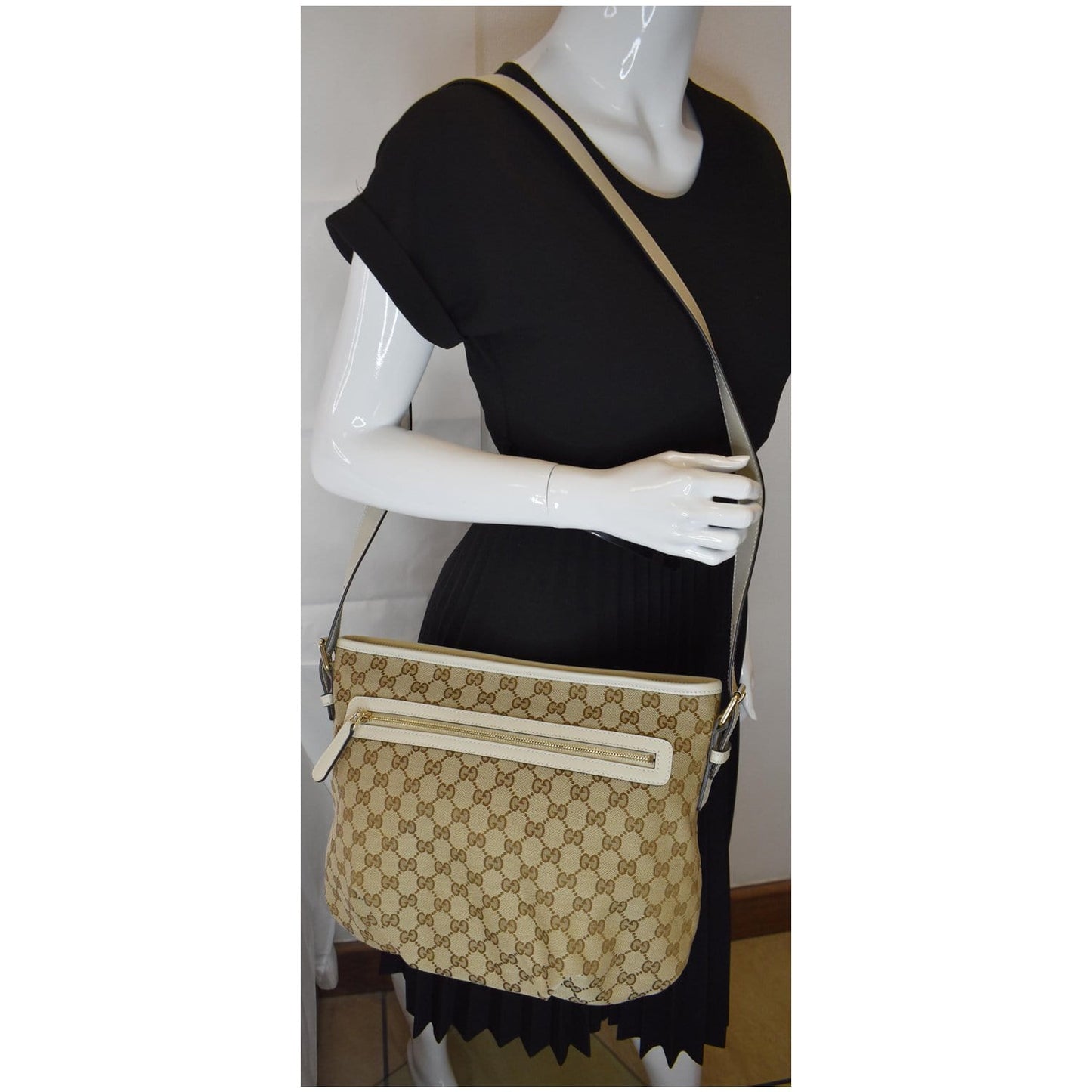 GUCCI GG Plus Supreme Canvas Messenger Shoulder Bag Beige 388930