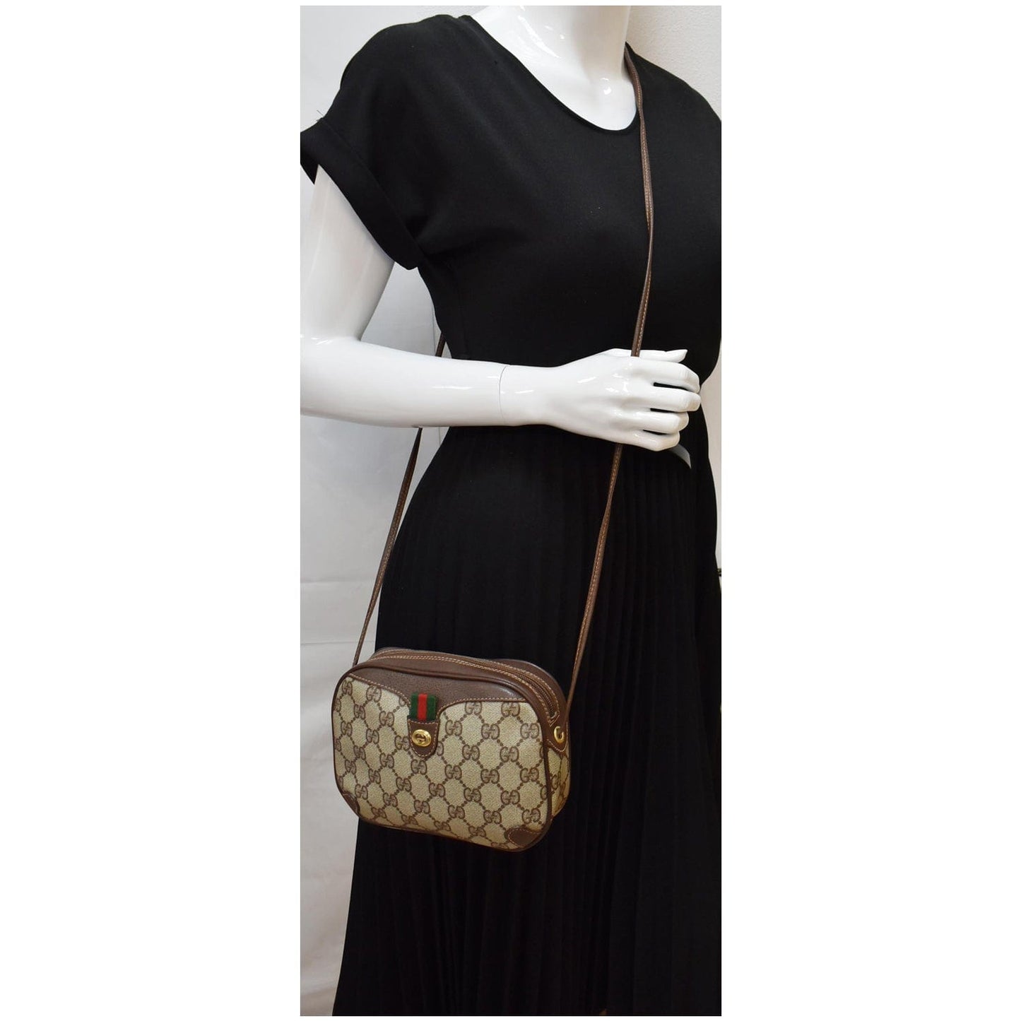 GUCCI Vintage GG Supreme Canvas Crossbody Bag Beige 8902066