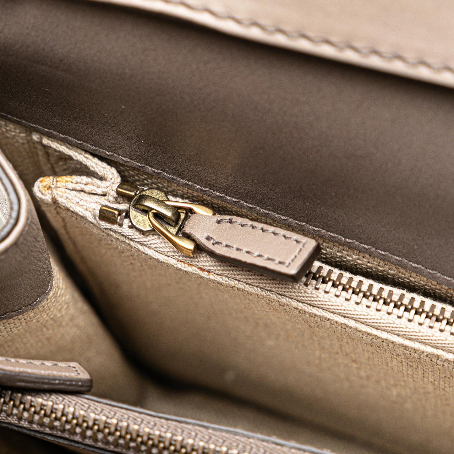 Gucci Duilio Brogue Leather Crossbody (SHG-Cn1jv6)