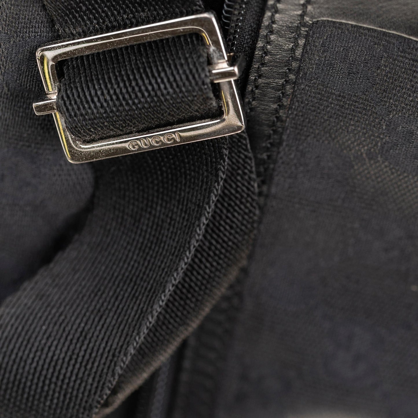 Gucci GG Canvas Messenger Bag (SHG-J2j6c1)