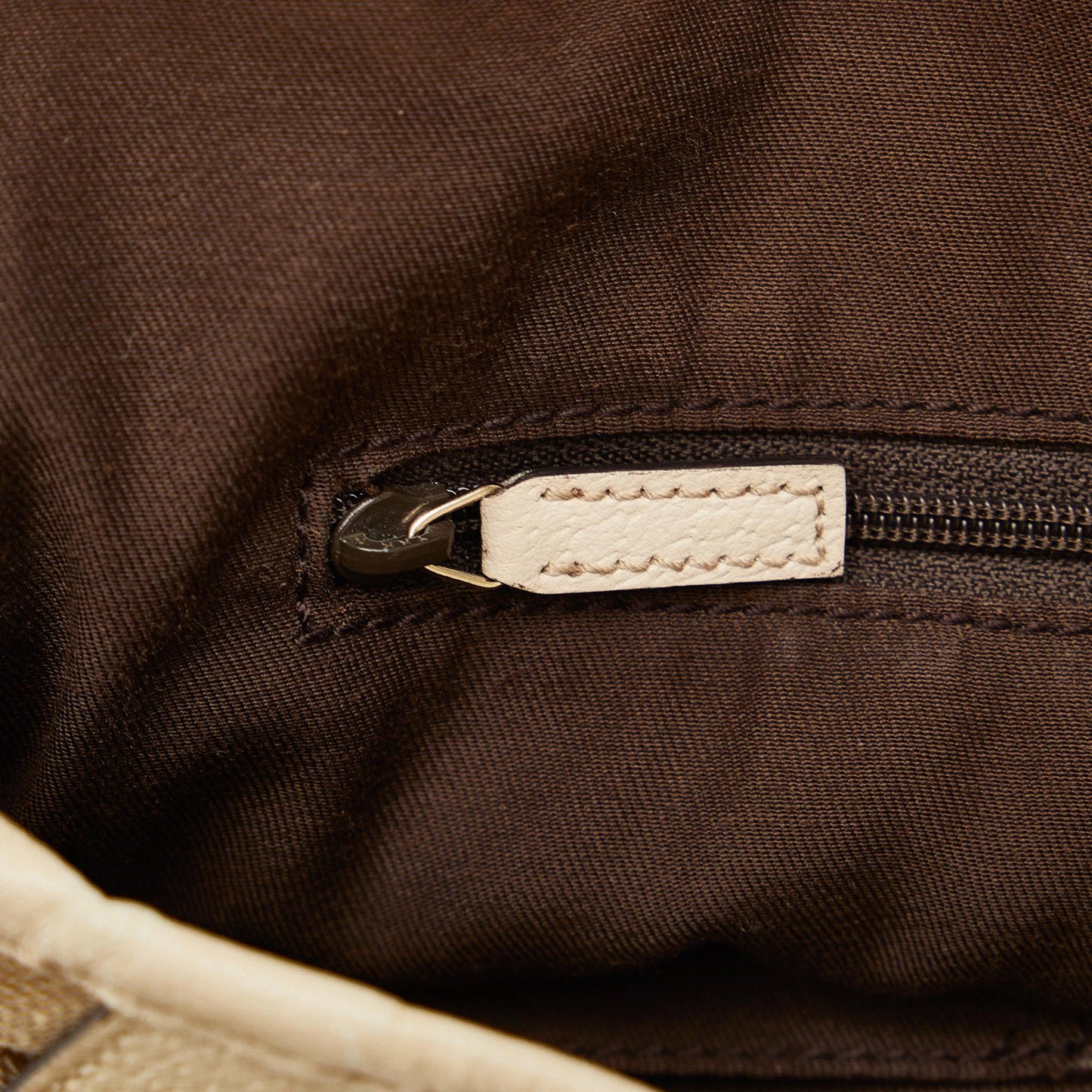 Gucci GG Canvas Pelham Shoulder Bag (SHG-JSlUEo)