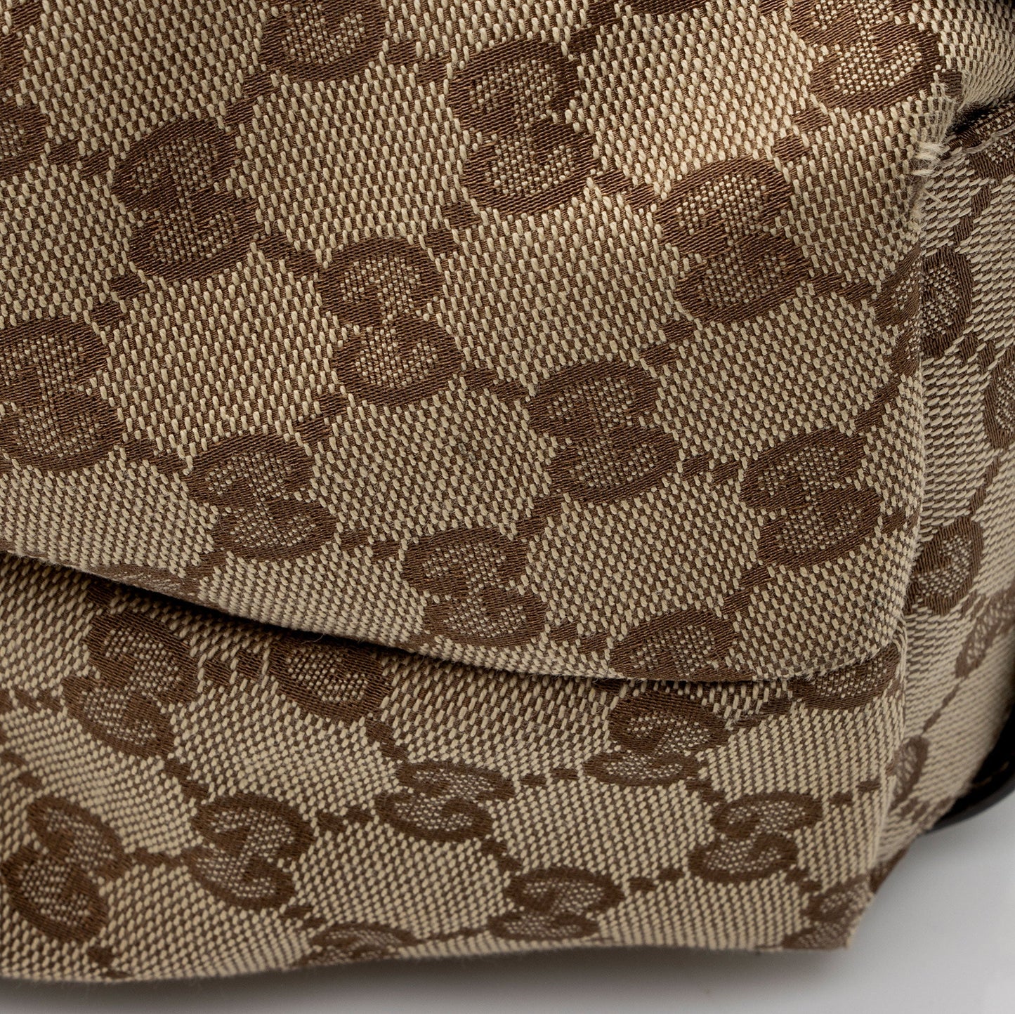 Gucci GG Canvas Pelham Small Shoulder Bag (SHF-HW7KzX)