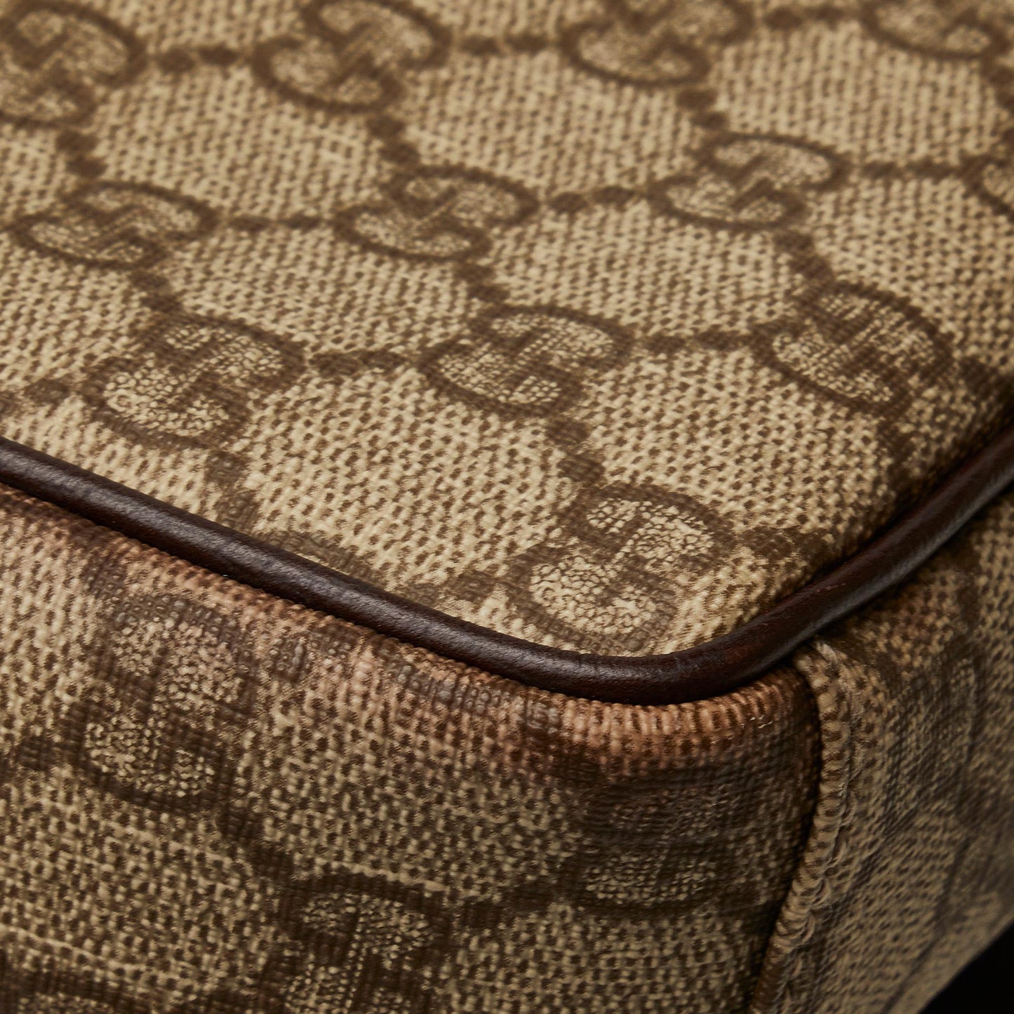 Gucci GG Supreme Crossbody Bag (SHG-lvoFNv)
