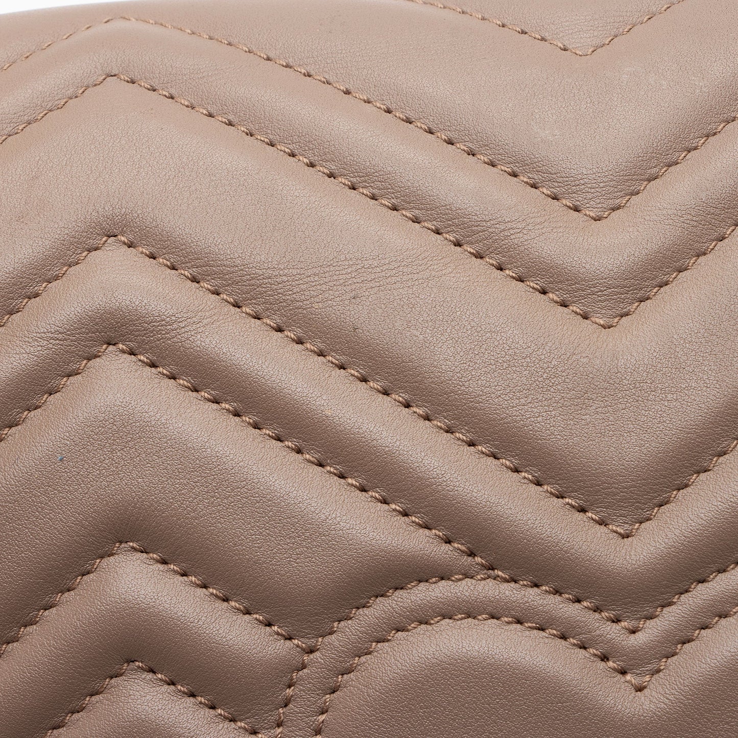 Gucci Matelasse Leather GG Marmont Medium Flap Shoulder Bag (SHF-EZthFS)