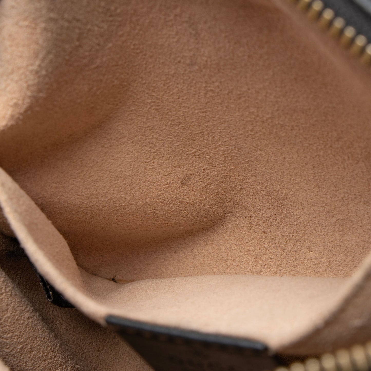 Gucci Matelasse Leather GG Marmont Mini Bag (SHF-MMurmE)