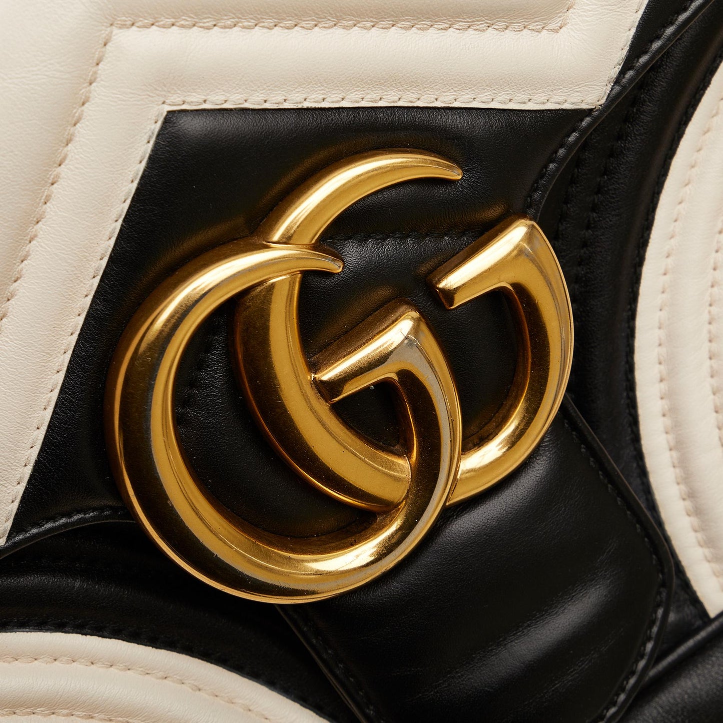 Gucci Medium GG Marmont Matelasse Crossbody Bag (SHG-7JKm0K)