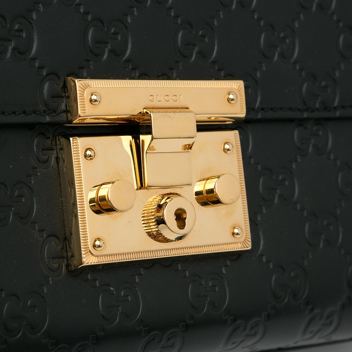 Gucci Medium Guccissima Padlock Shoulder Bag (SHG-SnYk2W)