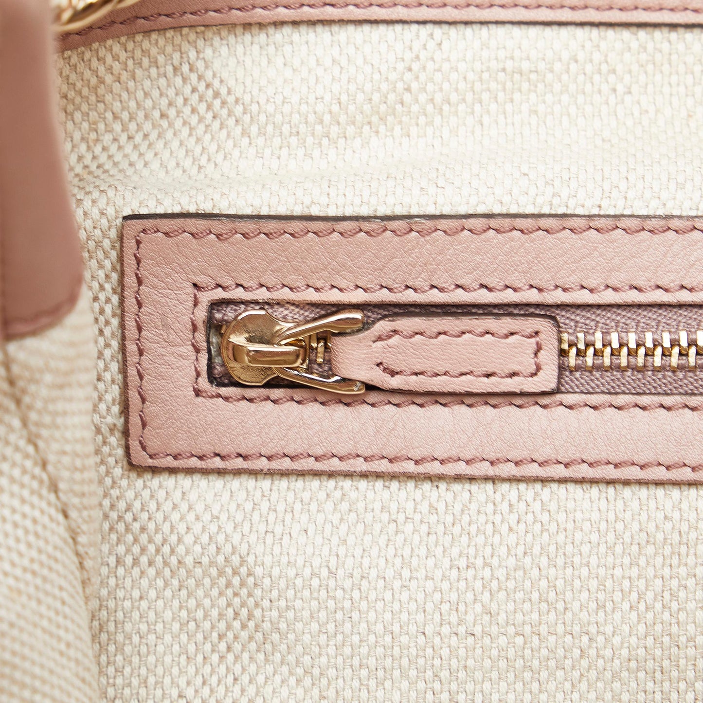 Gucci Medium Patent Soho Chain Tote (SHG-YIWtty)