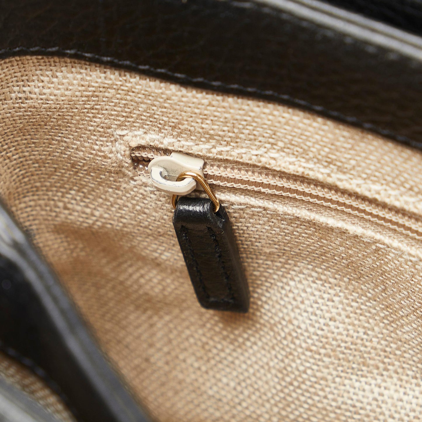 Gucci Small Dollar Interlocking G Crossbody (SHG-zXswTn)