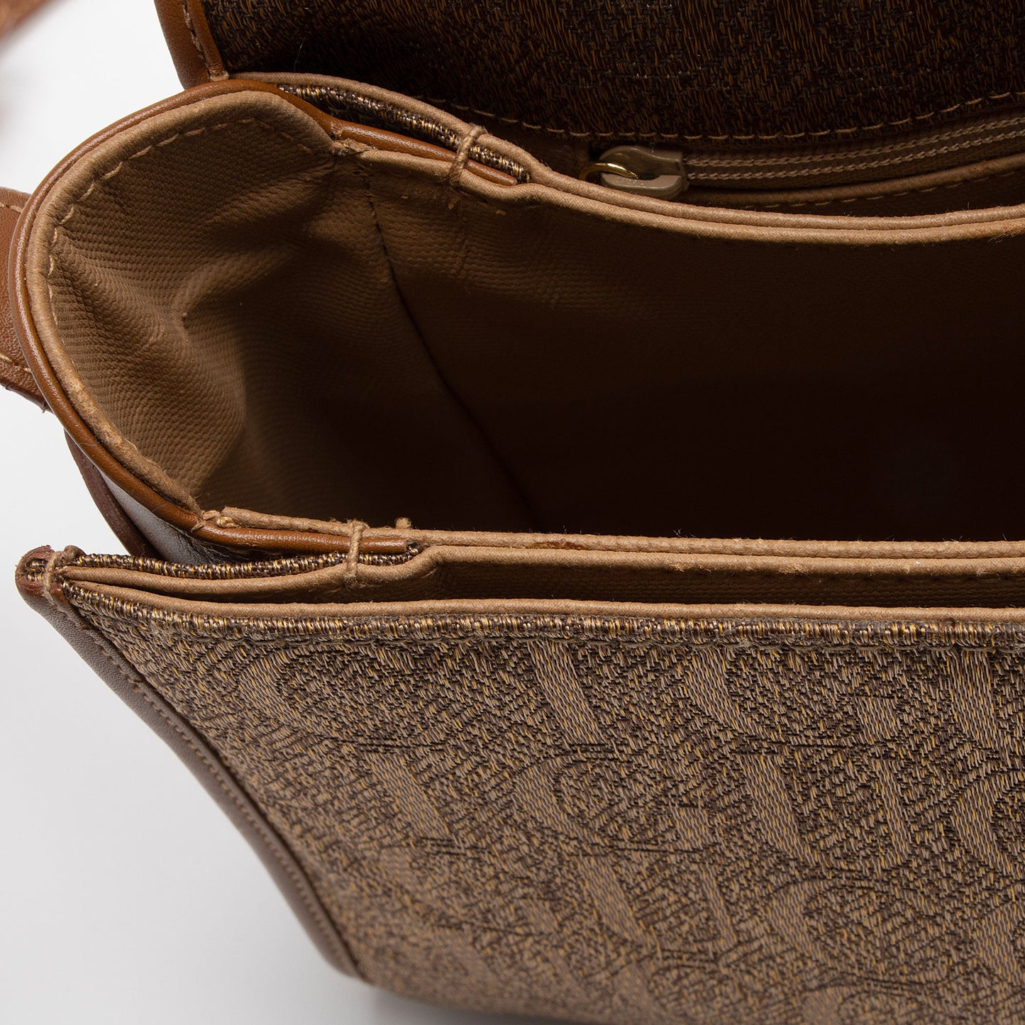 Gucci Vintage Jacquard Leather Logo Crossbody (SHF-cj8YjA)