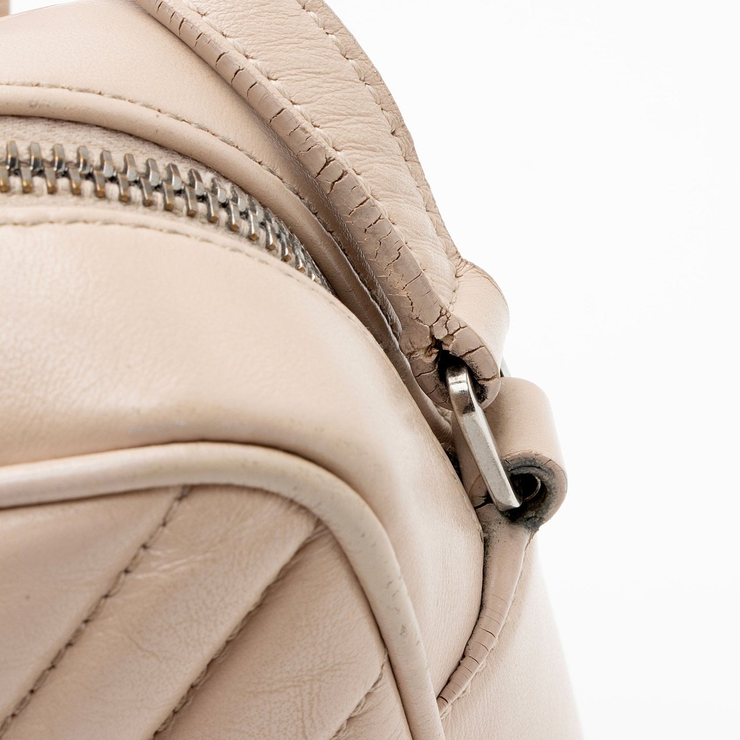 Saint Laurent Matelasse Calfskin Monogram Lou Camera Bag (SHF-enJ9ut)