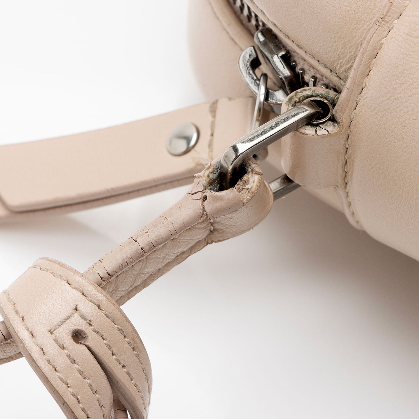Saint Laurent Matelasse Calfskin Monogram Lou Camera Bag (SHF-enJ9ut)