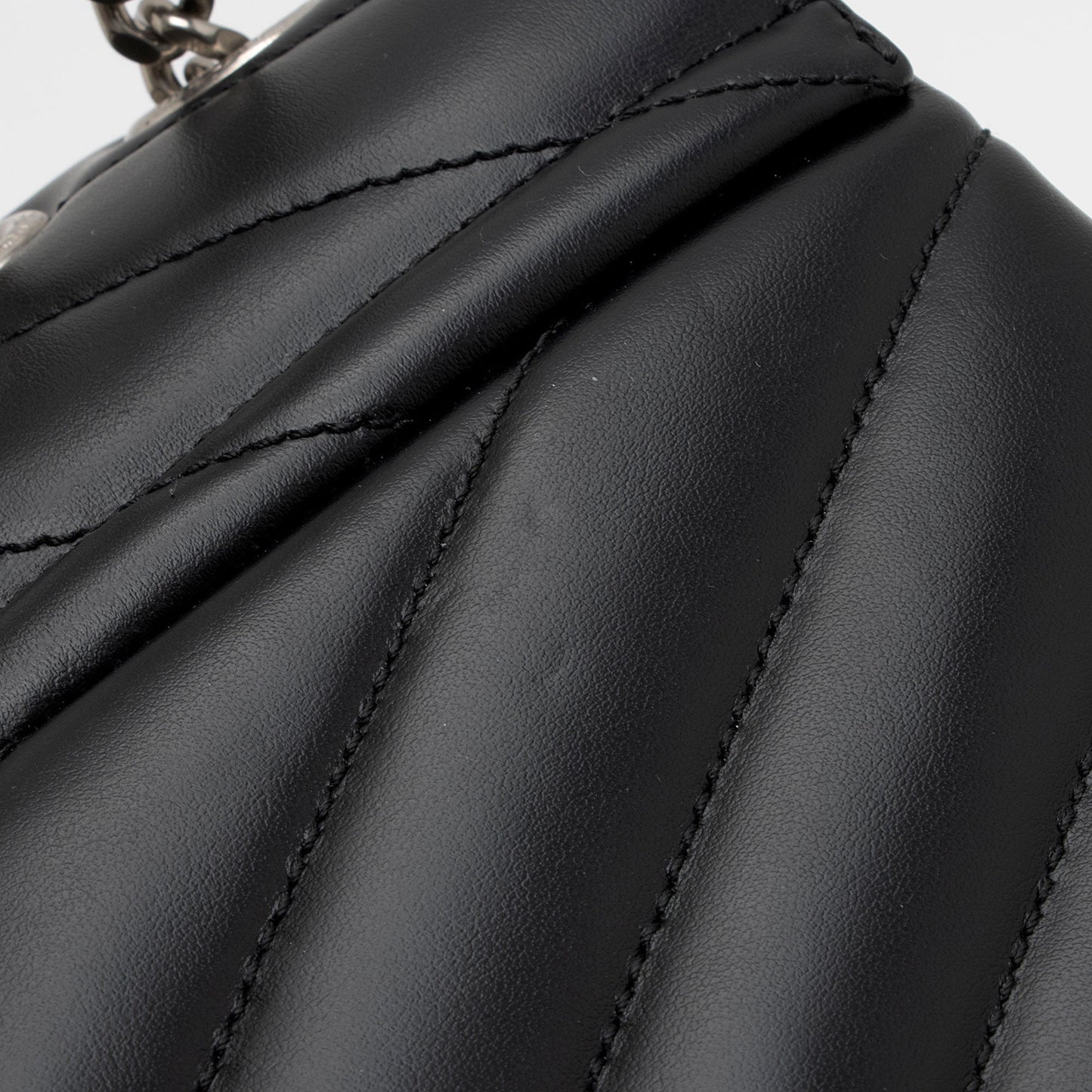 Saint Laurent Matelasse Calfskin Monogram LouLou Chain Medium Shoulder Bag (SHF-nVNU3H)