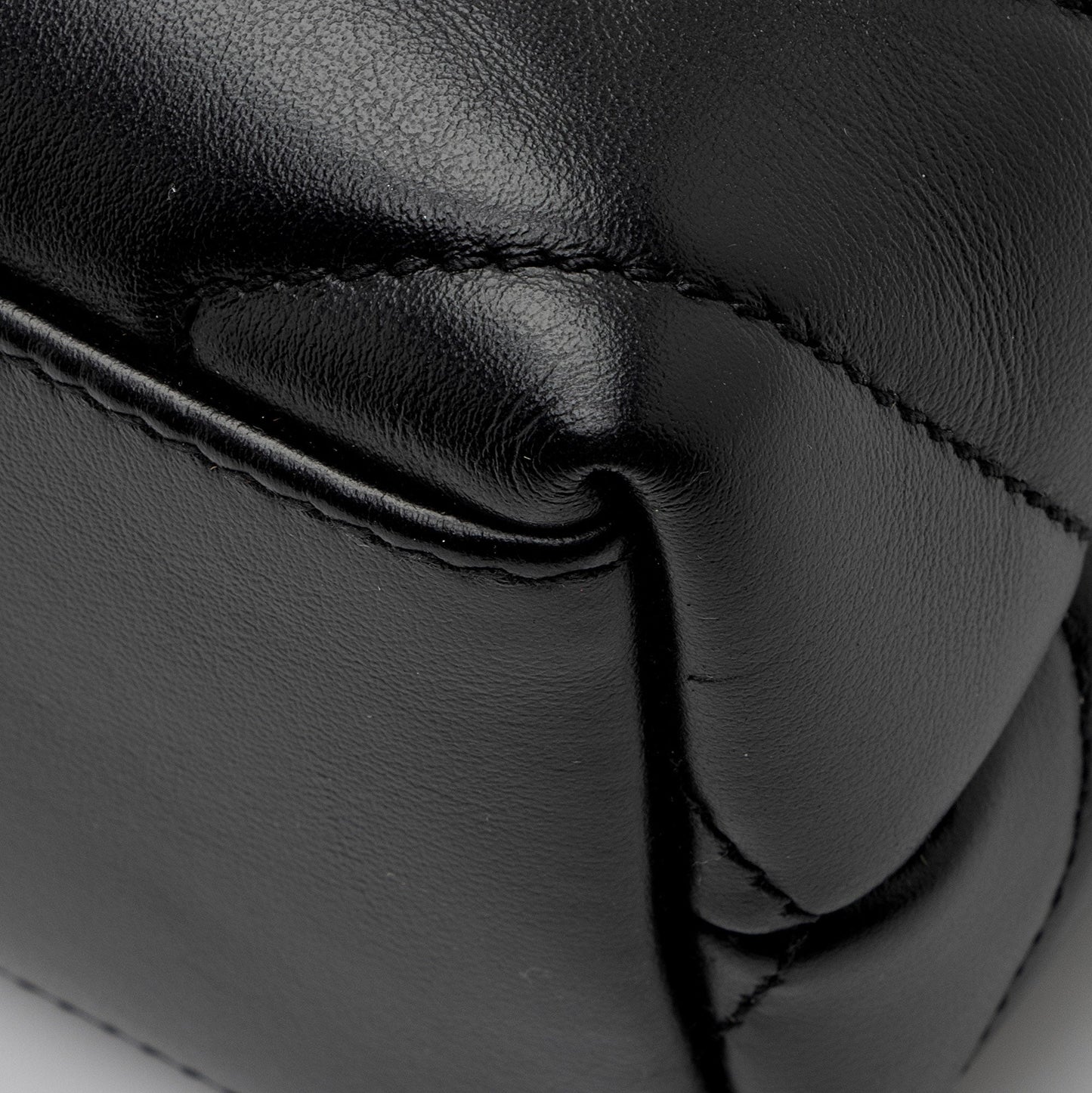 Saint Laurent Matelasse Calfskin Monogram LouLou Chain Small Crossbody (SHF-8o8aXB)