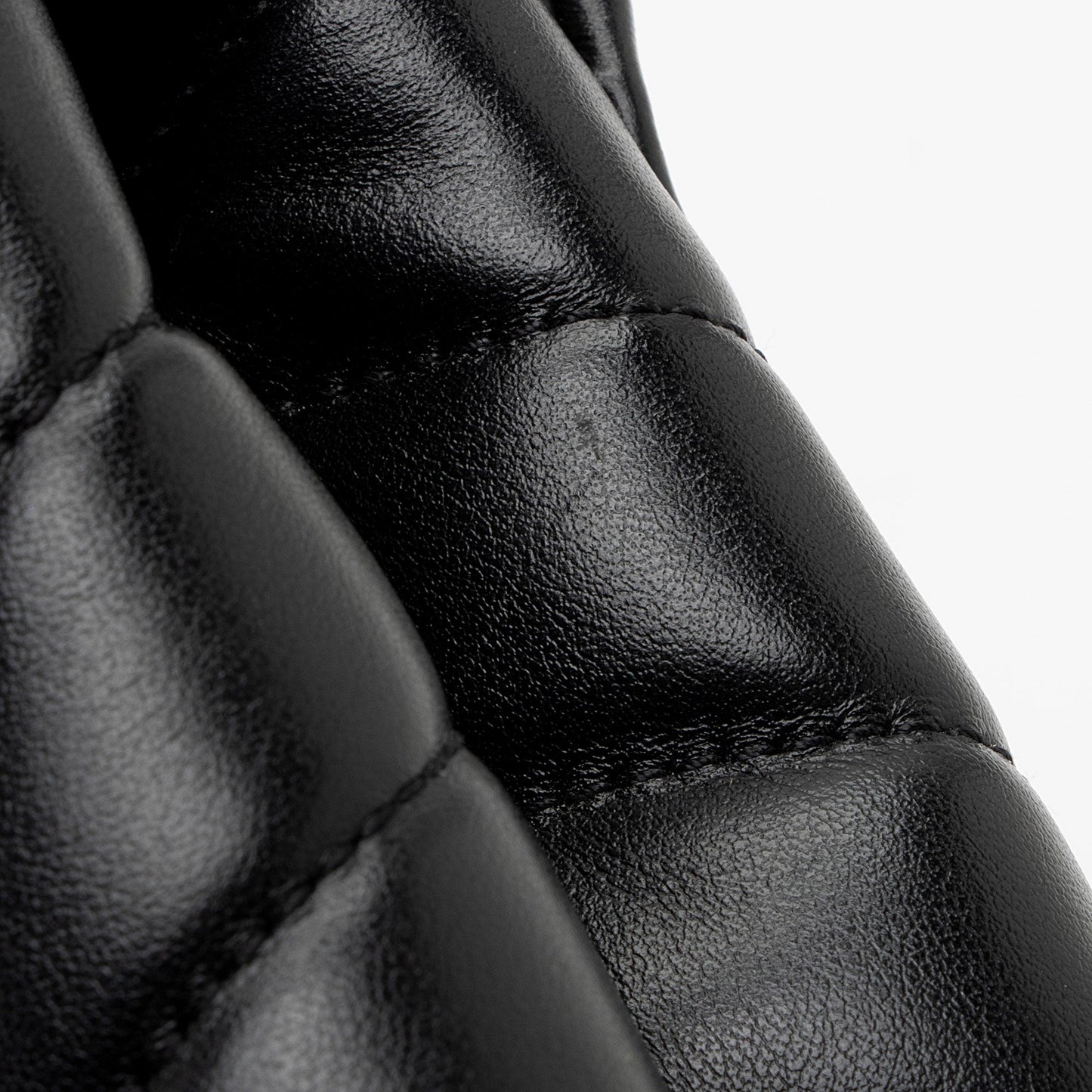 Saint Laurent Matelasse Calfskin Monogram LouLou Chain Small Crossbody (SHF-acKu6w)