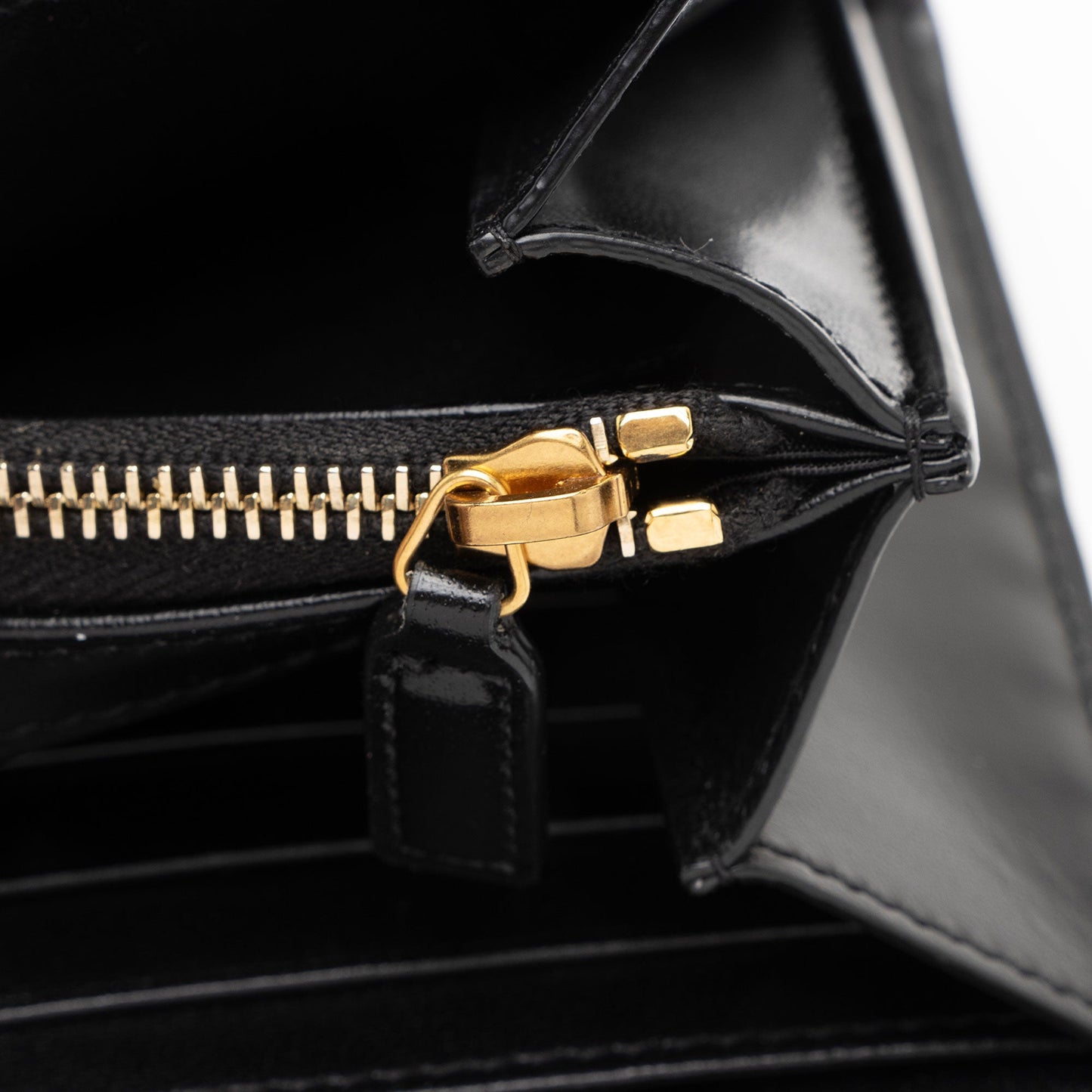 Saint Laurent Smooth Calfskin Monogram Cassandre Chain Wallet (SHF-v1q6uC)