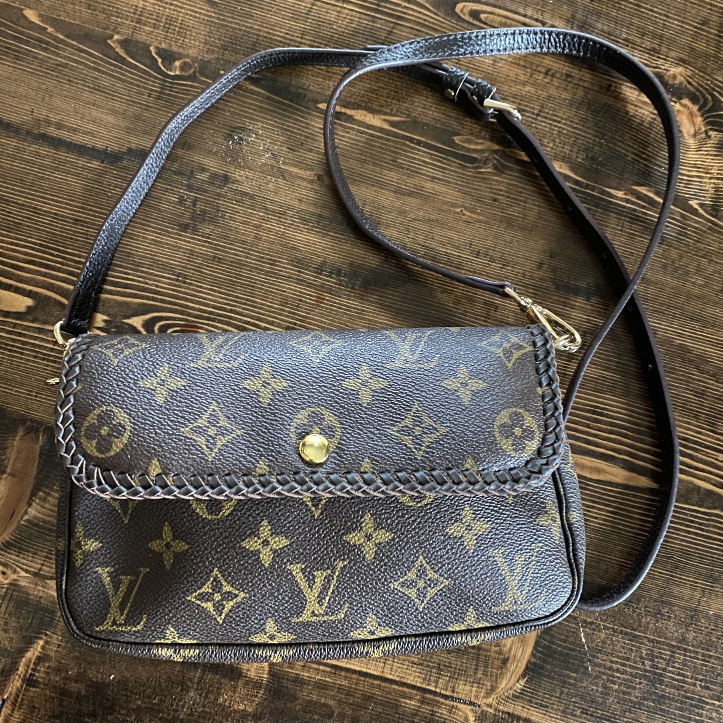 The Junco -Orvis bags Monogram in Brown Crossbody Bag